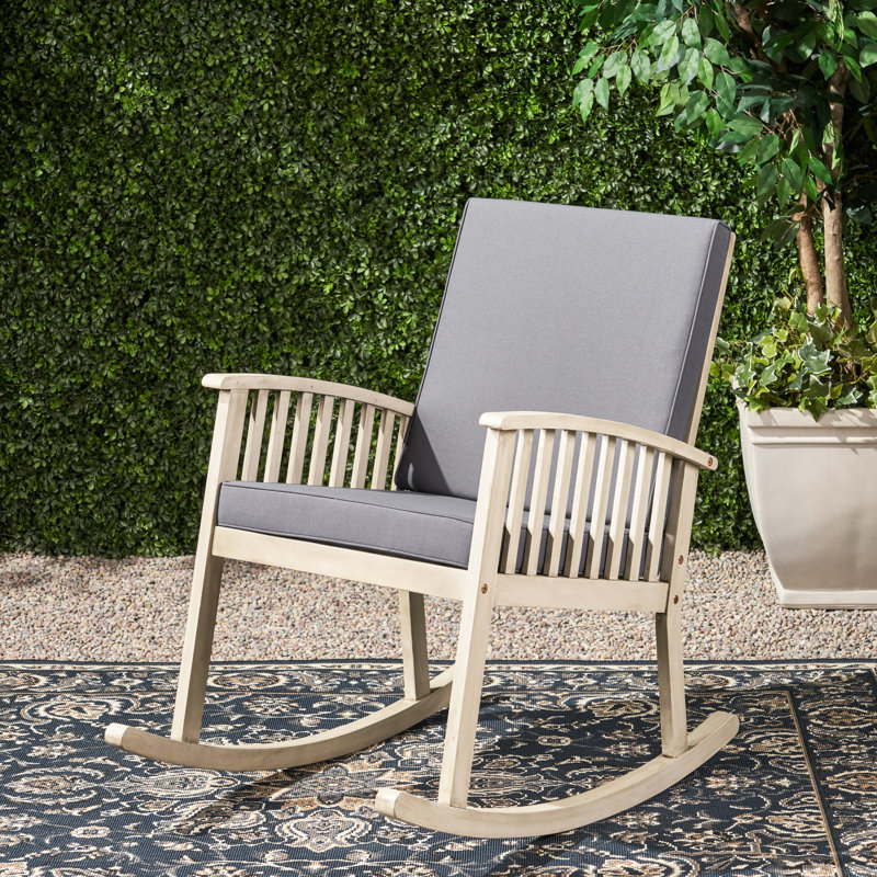 Profitez du siège et des accoudoirs avec coussins de chaise berçante en bois gris