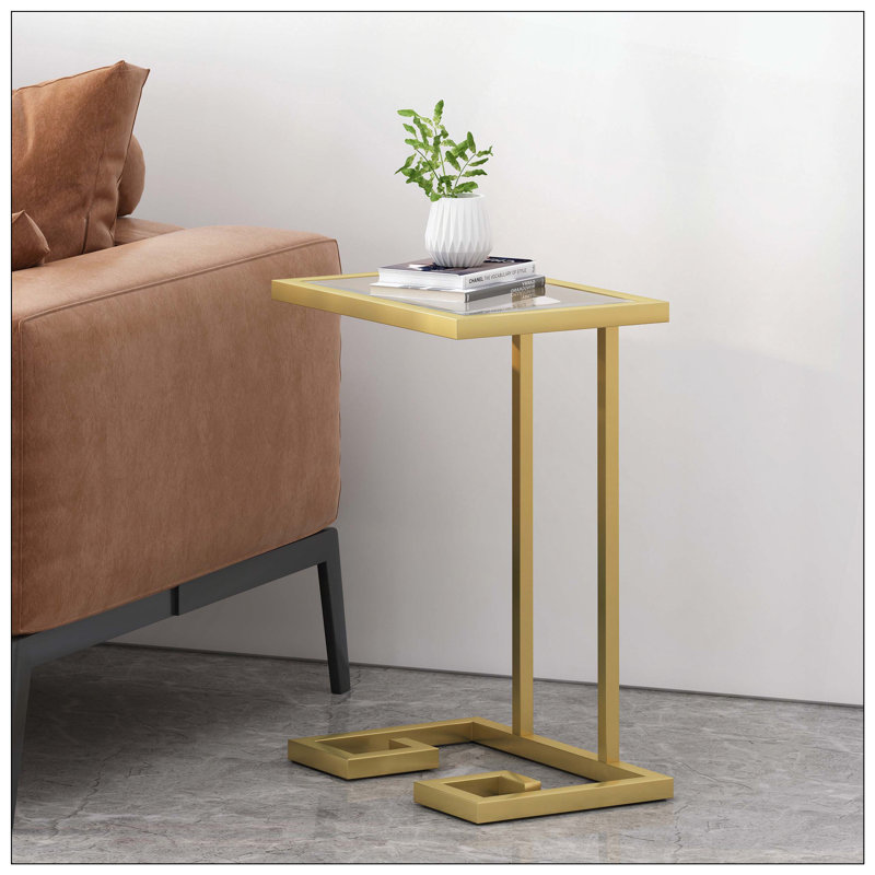 Les tables de bout, rehaussent l'atmosphère de décoration intérieure avec sophistication et style, présentent un design en forme de C et un plateau en verre trempé avec des éléments de style grec
