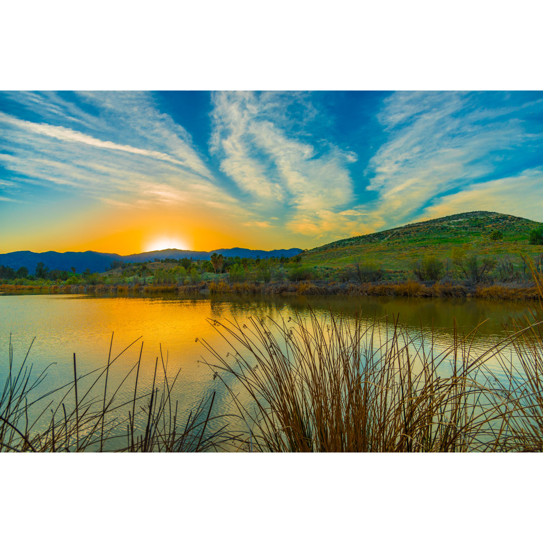 Sonnenuntergang am See in der Abenddämmerung - Leinwandbild