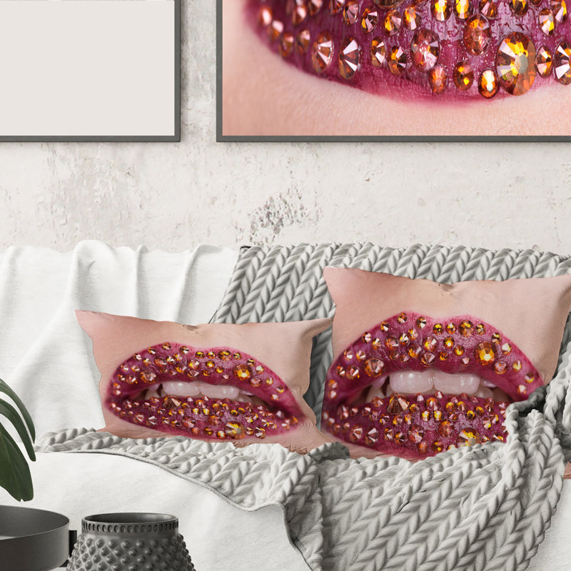Gros plan sur une housse de coussin carrée et des insertions carrées femme Lips with Sequins, 18" x 18"