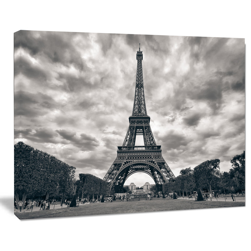 Photographie sur toile tendue - Tour Eiffel sous un ciel dramatique, H 30 po x l 40 po x P 1 po