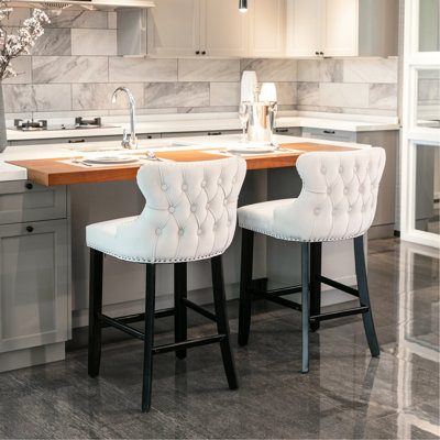 Avec garniture en velours, boutons décoratifs, pieds et garniture en bois de couleur beige, 2 garnitures cloutées capitonnées beige contemporaines, 2 chaises de bar
