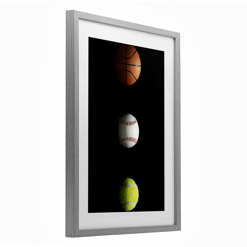 «Sports Balls Spotlight», reproduction encadrée sous verre, conception de Jesse Keith, H 23 po x l 17 po
