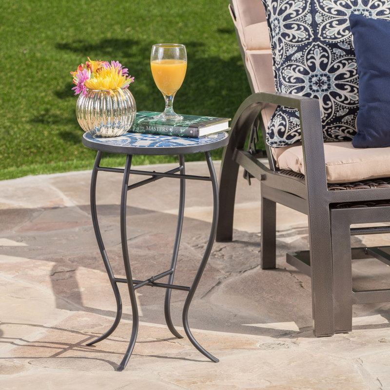 Table d'appoint d'extérieur ronde avec plateau de style mosaïque et pieds en fer courbés, table de bout