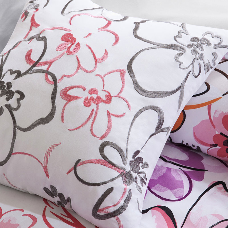 Très grand / très grand lit avec édredon floral rose et avantages pour les coussins décoratifs, Pink
