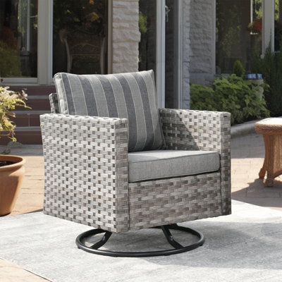 Chaise berçante d'extérieur en osier avec coussins Bobia