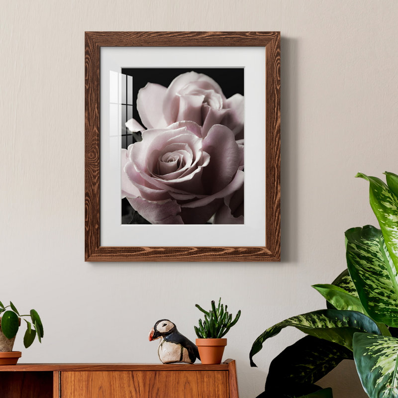 Rose noire II - photographie, Papier avec cadre érable, H 44 po x l 31 po x P 1 po