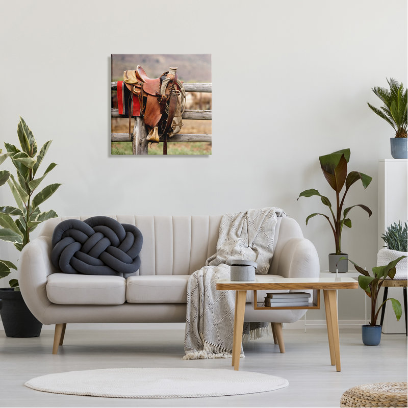 «Western Saddle On Fence» par Danita Delimont, H 24 po x l 24 po x P 1,5 po
