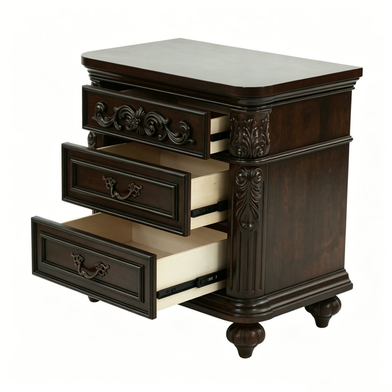 Table de chevet traditionnelle avec détails sculptés