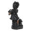 Alyissia tenant un panier de chatons avec statue de chiot