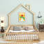 Lit plateforme en bois de style maison avec garde-corps pour enfants offrant un espace de sommeil sécuritaire et enchanteur