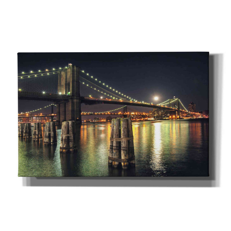 «Moon Over Brooklyn» par Natalie Mikaels, art mural sur toile, H 26 po x l 40 po x P 1,5 po