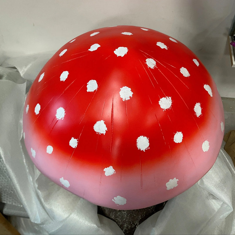 Statue de petit champignon rose surdimensionné