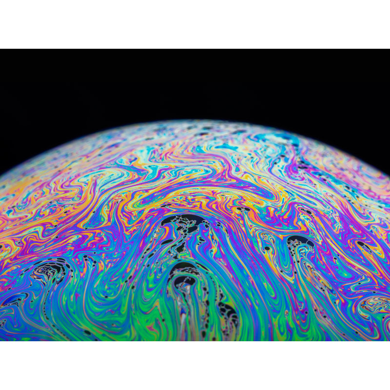Gros plan sur une bulle de savon par Philippe Moisoux, H 25 po x l 33 po, Toile avec cadre noir