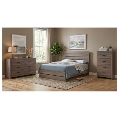 Ensemble de chambre à coucher Kingsley Barrel Oak Queen 3 pièces comprenant un lit à panneaux, une commode et un coffre