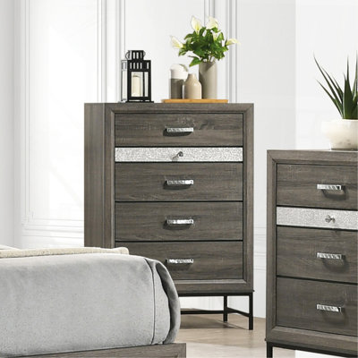 Commode de style contemporain à 4 tiroirs avec pieds en métal et poignées décoratives en acrylique