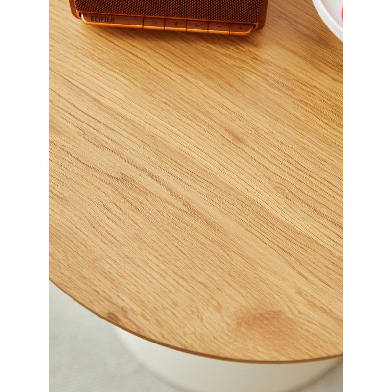 Ensemble de tables basses rondes élégantes avec bords incurvés et structure en acier durable pour les espaces de vie modernes