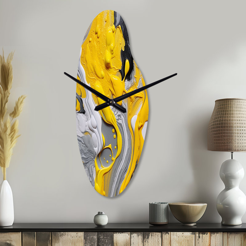 Jaune et gris - Vibration cosmique II - horloge asymétrique abstraite en métal, horloge murale incurvée jaune, Médium