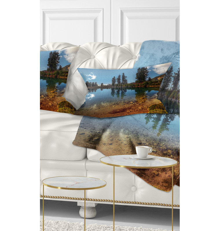 Clear Lake avec rangée de pins - coussin à imprimé paysage