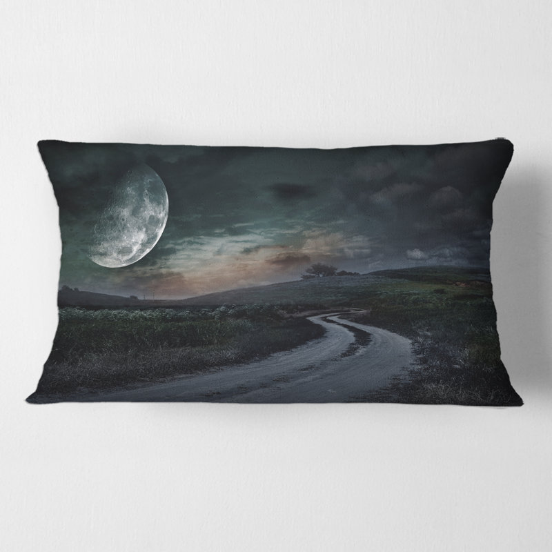 Coussin décoratif rectangle, route de campagne à travers la prairie sous la pleine lune - imprimé nautique et côtier