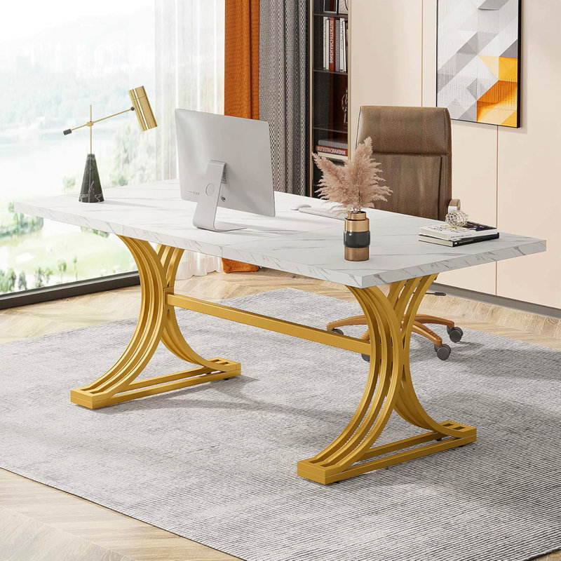 Bureau de direction moderne de 63 po, grand bureau d'ordinateur avec pieds en X élégants, poste de travail en faux marbre, mobilier de bureau pour la maison, blanc et or