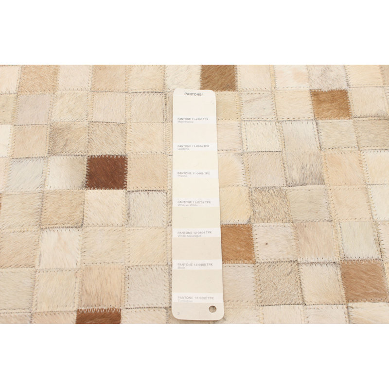 Tapis beige en cuir de vache fabriqué à la main Arunveer