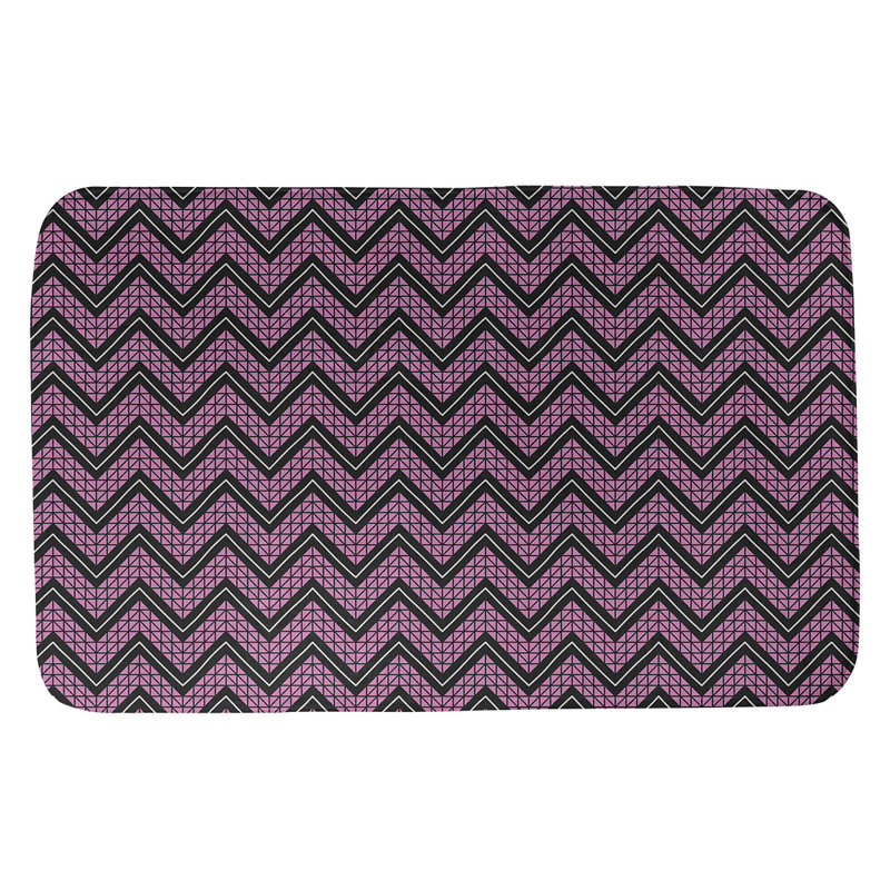 Tapis pour salle de bain à motif à chevrons à la main Stephenie, l 21 po x L 34 po, Rose / Noir