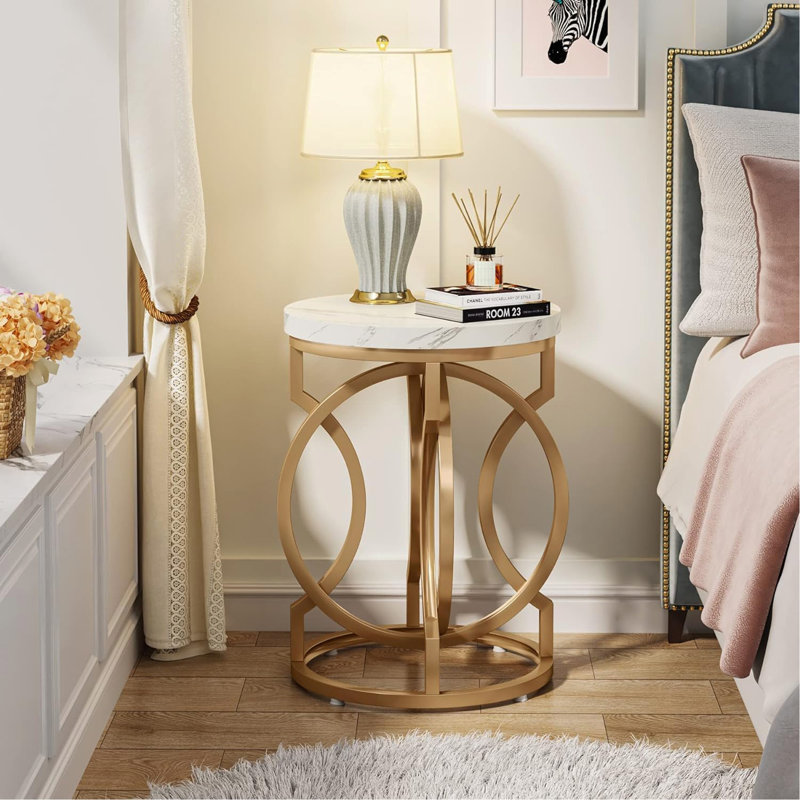 Table de bout ronde de 20 po avec plateau en faux marbre, table d'appoint moderne avec base dorée en forme de O, table de chevet pour le salon et la chambre à coucher, finition blanche et dorée