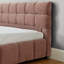 Très grand lit avec revêtement en chenille rose et tiroirs pour un environnement de chambre à coucher moderne et confortable.-169613885