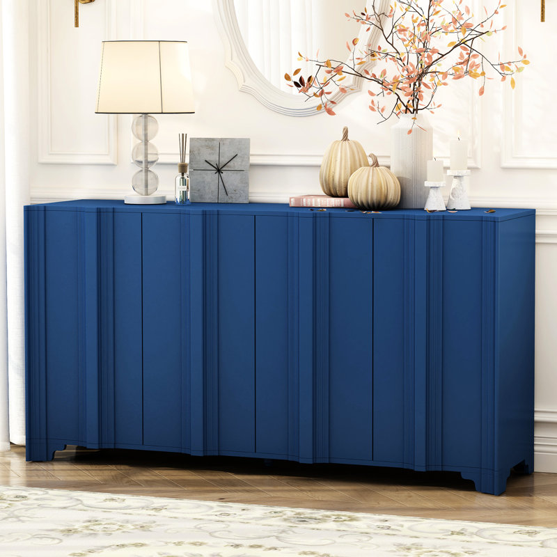 Buffet à quatre portes avec détails linéaires complexes, finition en placage de pin et assemblage facile - pour les intérieurs résidentiels, bleu marine avec placage superposé, pieds triangulaires saisissants, milieu rehaussé