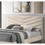 Structure de lit simple beige avec un design moderne de style Mid-Century et une tête de lit rembourrée avec des pieds rembourrés en nickel-1449639384