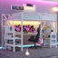 Lit mezzanine pleine grandeur peu encombrant, structure en métal blanc doux avec garde-robe intégrée et bureau en forme de L, idéal pour les adolescents et les chambres d'adultes-129424846-129424847