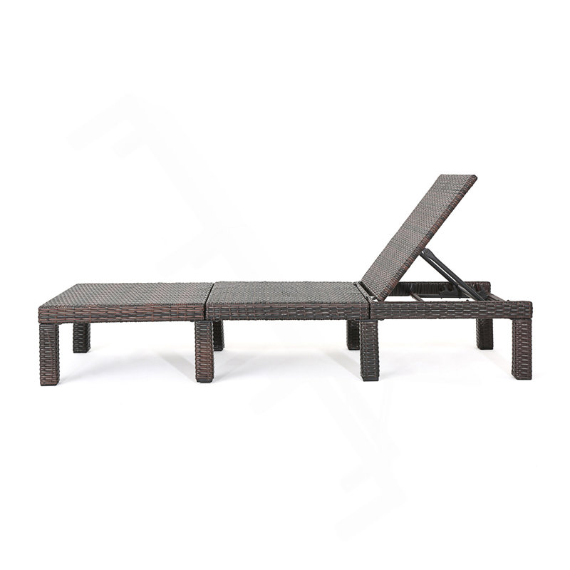 Chaise longue en osier avec dossier réglable, structure en fer robuste pour une détente extérieure confortable