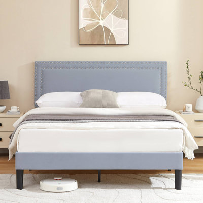 Grand lit plateforme tapissier en velours gris clair avec tête de lit réglable, cadre de lit moderne avec lattes de bois, aucun sommier requis