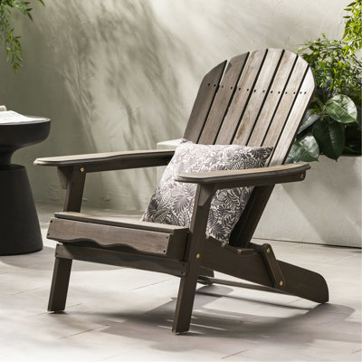 Chaise pliante de style rustique, gris, faite de bois pour la détente pliante extérieure