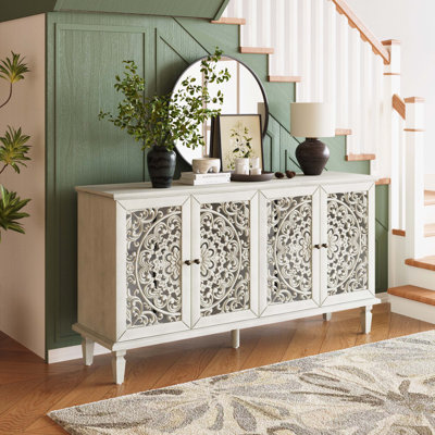 Buffet de style antique avec sculptures florales, pieds en bois massif et poignées en laiton