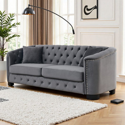 Canapé Chesterfield classique capitonné à trois places avec garniture cloutée et confort profond