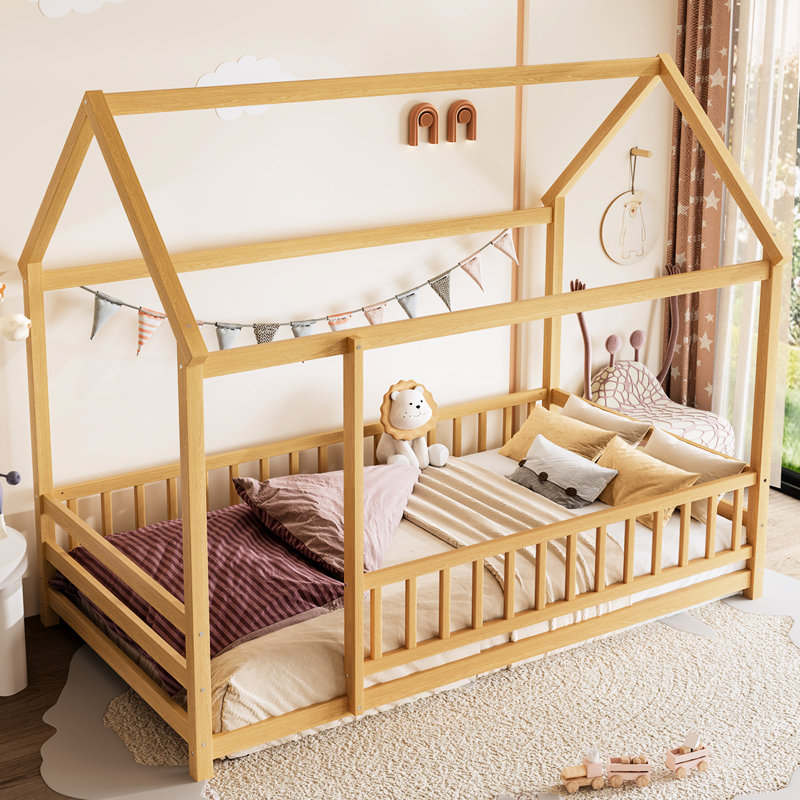 Lit simple naturel avec structure de toit et garde-corps, construction en pin, mobilier de chambre en bois brun, mobilier fonctionnel