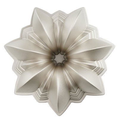 Fluted cake pan cake tin star