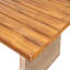 Table de salle à manger d'extérieur en bois brun avec une finition attrayante et un design à lattes idéal pour les réceptions.