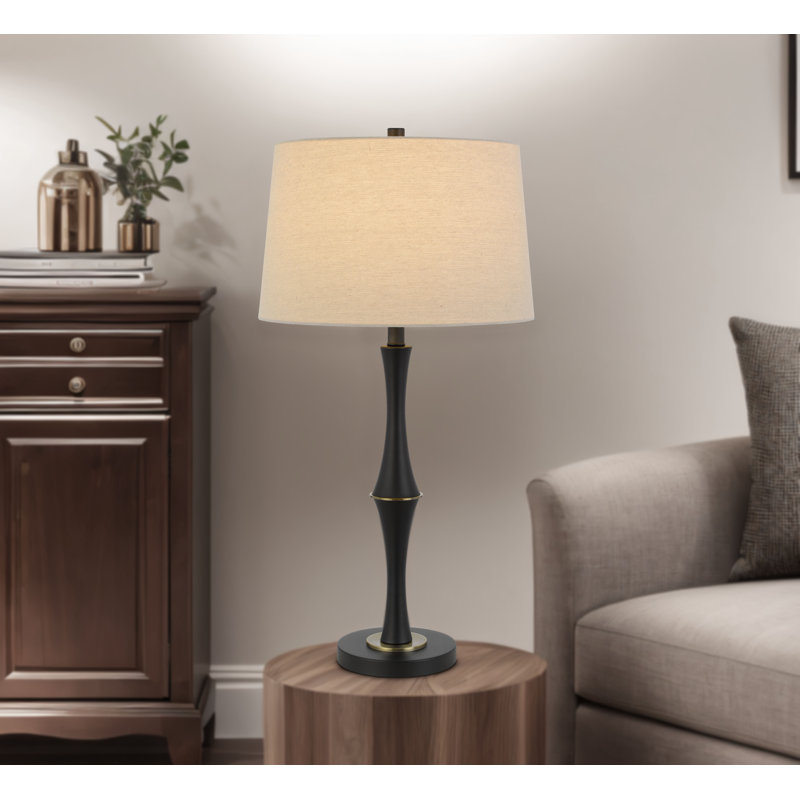 Lampe de table Cohoes, 79 cm de hauteur, en métal noir mat avec détails en laiton antique et abat-jour en lin.