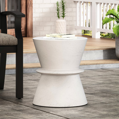 Table d'appoint en béton léger d'extérieur. Forme gracieuse. L 15,79 po x P 15,79 po x P 17,62 po, blanc antique, ajoute du charme à l'espace extérieur en finition. Style moderne. Rehausse l'apparence