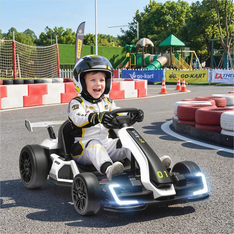 Kart électrique pour enfants en blanc doux avec capacité de dérive, siège réglable et démarrage lent pour jouer à l'extérieur