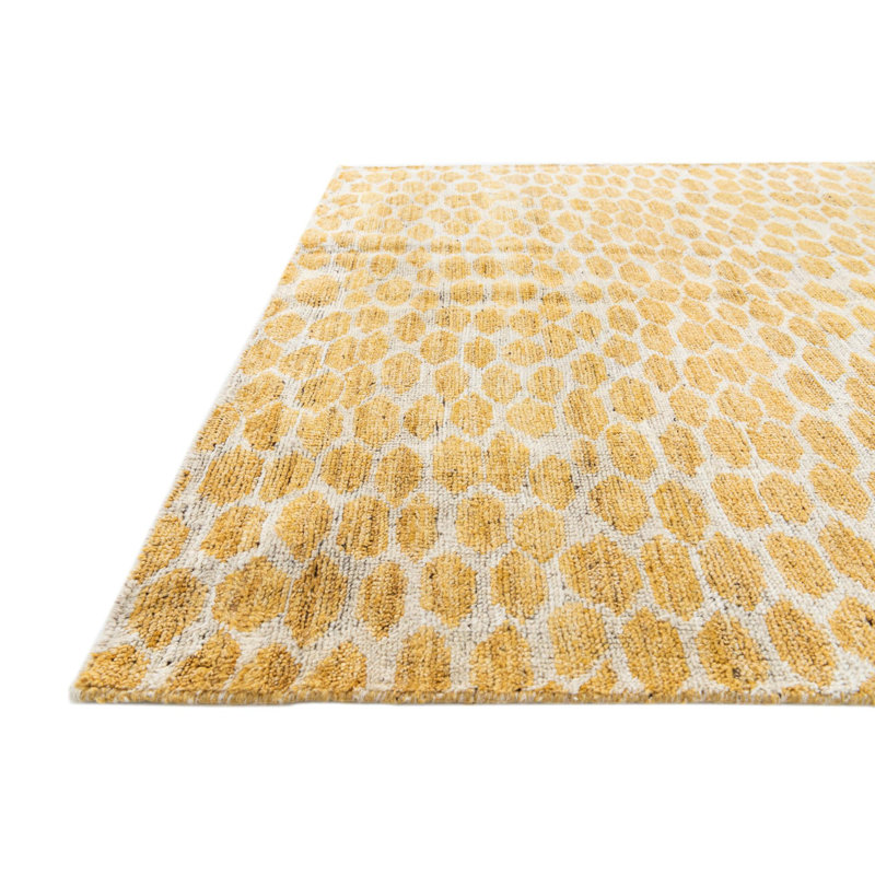 Tapis jaune Kalmanovitz