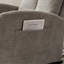 Chaise berçante avec repose-pieds et dossier haut, en bois d'hévéa et rembourrée pour une expérience d'assise confortable.