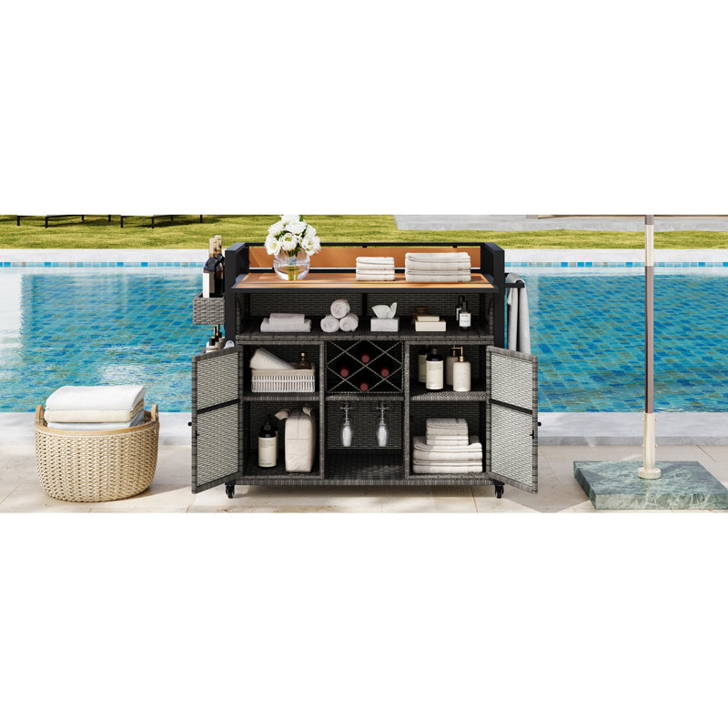 Chariot de gril roulant gris avec cadre en acier, table allongée, conception pliable, tablettes de rangement multiples, accessoires pour le vin à l'extérieur - surface en bois, abattants, porte-bouteilles et verres,