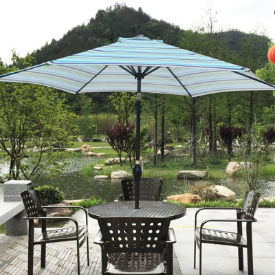 Parasol d'extérieur de 9 pi, auvent rayé bleu, conception hexagonale, inclinaison à 45 degrés, manivelle pour s'ouvrir et se fermer, nervures de poteau en acier, parasol de patio avec auvent à rayures, forme, protection 40+ Upf, poussée