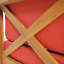 Banc d'angle gauche rouge en bois avec coussins d'eau pour une salle de bricolage attrayante dans un cadre relaxant dans la forêt tropicale