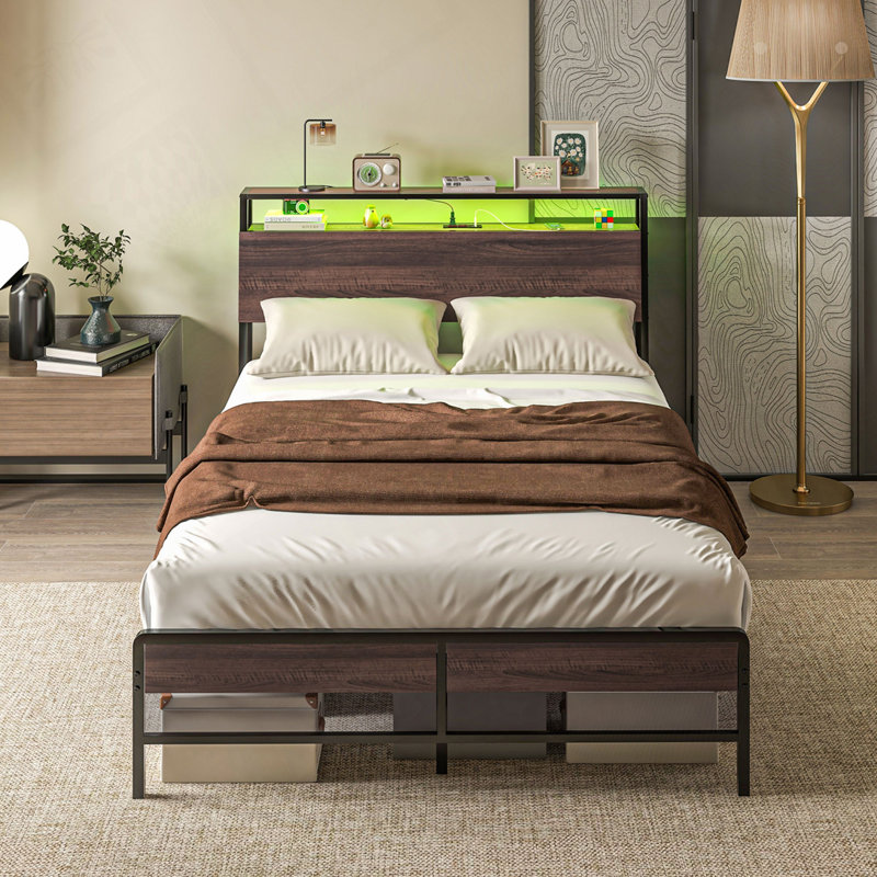 Structure de lit polyvalente avec lumières DEL, station de charge et tablette de rangement pour une chambre à coucher moderne.