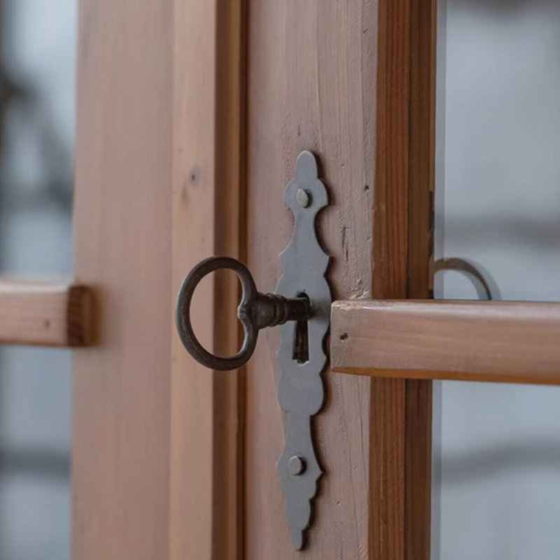 Une armoire vintage française en bois massif sculpté